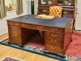 Velký anglický psací stůl. Oboustranný