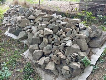 Okrasné kameny do skalky nebo do zahrady