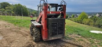 Smykom riadený nakladač Unc 060