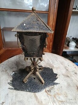 Starožitná kovaná stolní lampa – lucerna