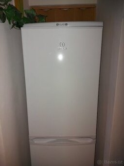 Prodám lednici s mražákem Indesit