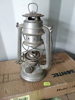 Stará petrolejová lampa petrolejka