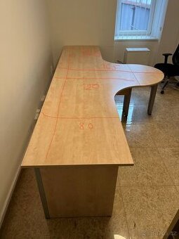 Dva kancelářské rohové stoly se dvěma kontejnery