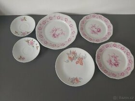 Staré zdobené porcelánové talíře s růžemi