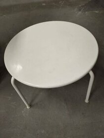 Bílý kovový stolek