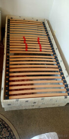Čalouněná postel s polohovatelným roštem 90x200 + matrace - 1