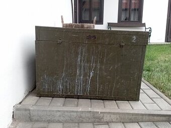 Prodám krásnou zachovalou vojenskou truhlu.