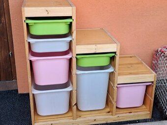 Úložná sestava Ikea s krabicemi na hračky