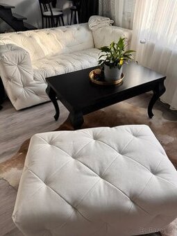 Chesterfield pohovka s taburetem