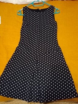 Puntíkované černé šaty