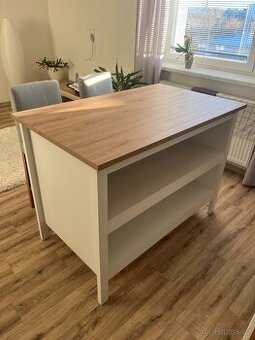 Ostrůvek s bar. židličkami