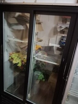 Prosklená dvoudveřová lednice na nápoje