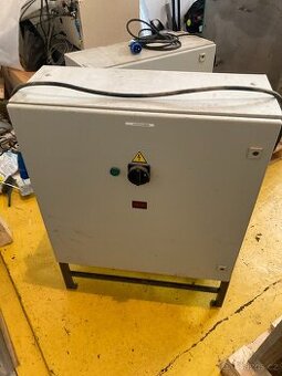 Elektrický rozvaděč RITTAL 76x76x30cm na nožkách