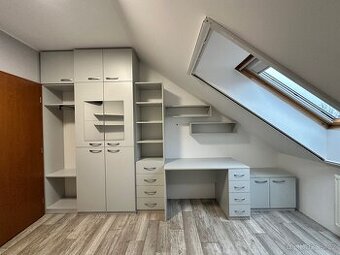 Šatní skříně a stůl - 1