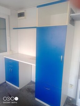 Kancelářský nábytek: skříň, pultík, stůl, kuchyňka