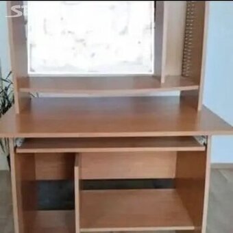 Stůl na PC s nadstavbou