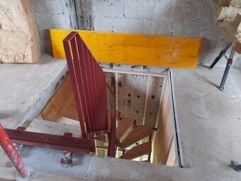 Schody ocelové levé, tvar U, výška 268 cm