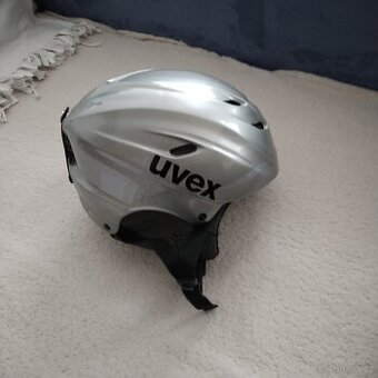 Helma a lyžařské brýle