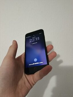 Prodám iPhone SE – 128 GB, velmi pěkný stav, bez poškození