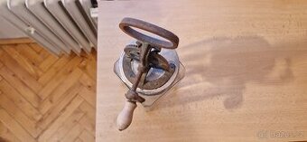 Starožitný ruční mlýnek na mák / koření se skleněnou nádobou