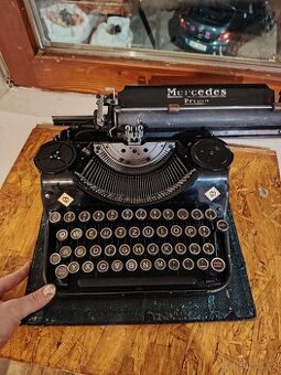 Starožitný prvorepublikový psací stroj