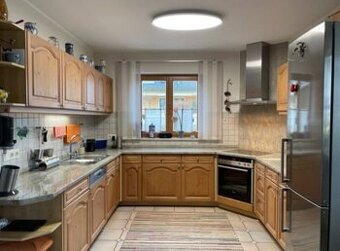 Borovicová kuchyně s vestavěnými spotřebiči,6305