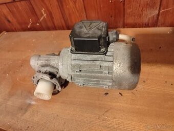 Elektromotor s úhlovou převodovkou