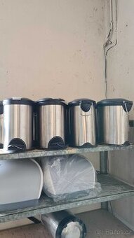 odpadkové koše malé na WC a zásobníky na ručníky