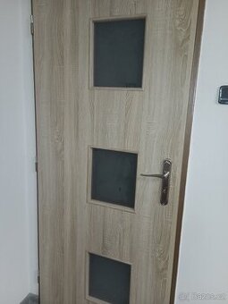 dveře dub Sonoma lak 70P