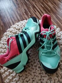 Nova outdoorová obuv tenisky Adidas Terrex vel. 39,5