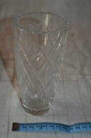 Broušená skleněná váza - 1