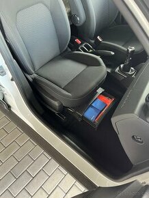 Dacia Duster 2018 šuplík pod sedadlo spolujezdce