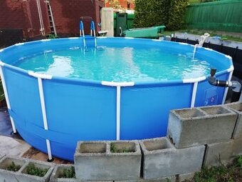 Nadzemní bazén 4.55m a schůdky k bazénu