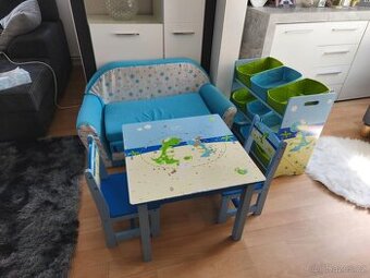 Dětská pohovka, stůl, židličky a regál