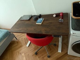 Výškově nastavitelný stůl (140 x 70 cm) + židle zdarma