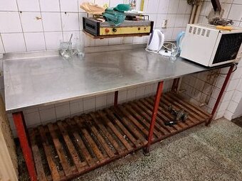 Nerezový stůl