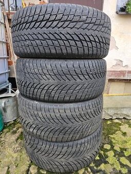 235/40R19