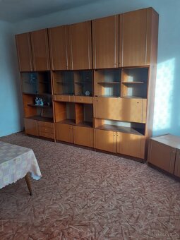 Obývací stěna, samostatné komody a další nábytek