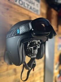 Držák přilby, helmy.