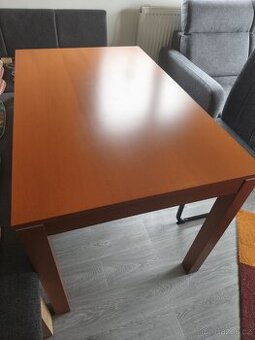 Jídelní stůl a pět židlí