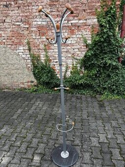 VĚŠÁK NA OBLEČENÍ MINIMÁLNĚ POUŽÍVANÝ