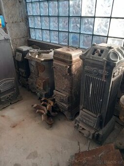 Stará starožitna litinová kamna