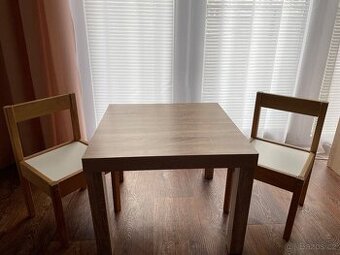 Dětský stoleček se dvěmi židlemi - zachovalé, komplet