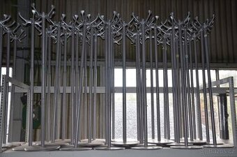 Věšák na oblečení kovový