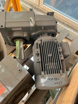 Motory s převodovkou Lenze - nepoužité