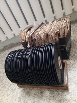 Supraphon stojan na gramodesky a šelakové desky.