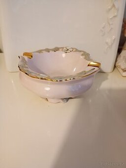 Růžový porcelán popelník