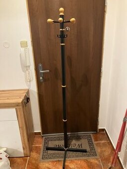 Prodám stojan na kabáty ASAP