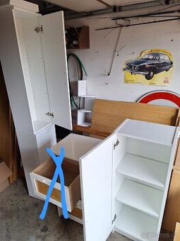 Bílé dřevěné skříňky do koupelny