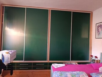 ​Obrovská šatní skříň 4,4m – Vhodná i do paneláku (v. 253cm